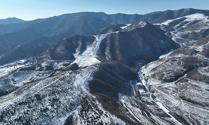 大地裹“冬衣” 航拍宁夏泾源雪后美景