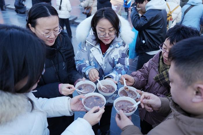 暖心又暖胃！各地民众品粥过腊八